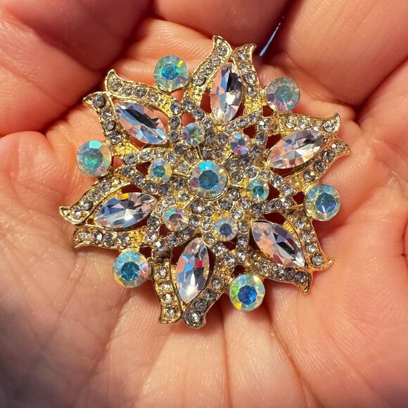 Sparkling Rhinestone Snowflake Brooch in Gold Tone Holiday Christmas Pin Jewelry - Picture 4 of 5